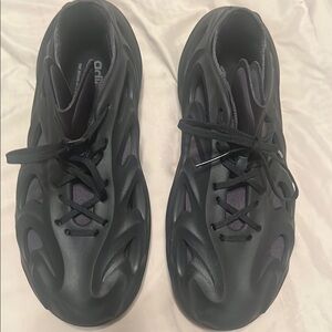 Adidas Black Sculpted Sneakers good price good condition